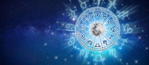 Previsioni oroscopo della giornata di lunedì 16 agosto 2021.