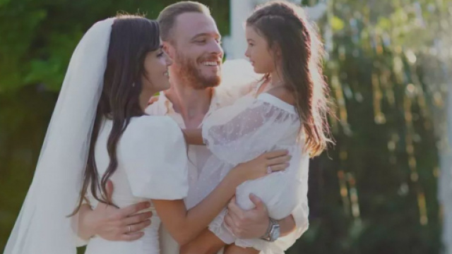 Sen Çal Kapımı, spoiler puntata 48: Serkan Bolat, per lavoro, dovrà sacrificare l'amore.