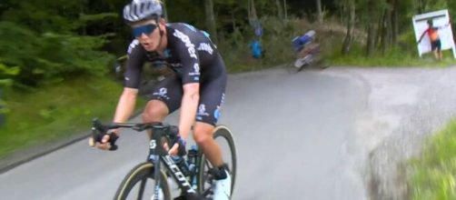 Remco Evenepoel finisce fuori strada al Giro di Danimarca