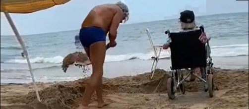 Un hombre saca la arena del camino para que su madre pueda acercarse al mar. (Facebook Manuel Lara Rosa)