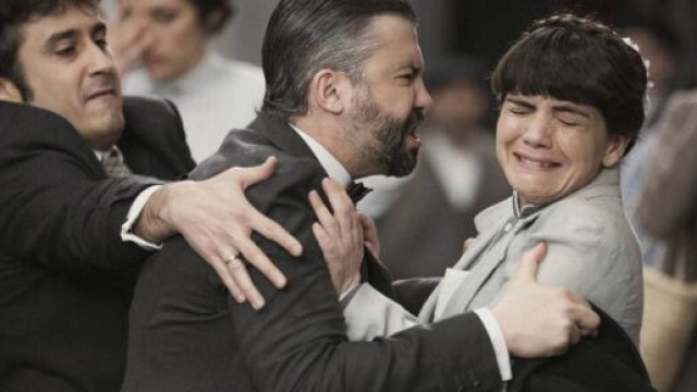 Una vita, spoiler Spagna: Laura mente al processo, Felipe fuori di sé la aggredisce.