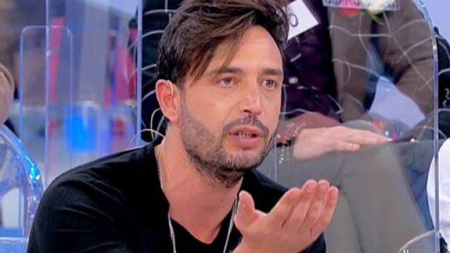 Uomini e Donne, Armando sbotta sui social.