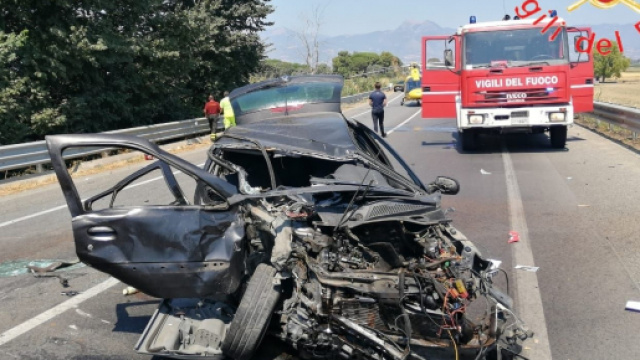 Calabria, tre morti e diversi feriti in un incidente stradale.
