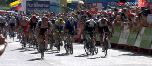 Lo sprint della seconda tappa della Vuelta Espana
