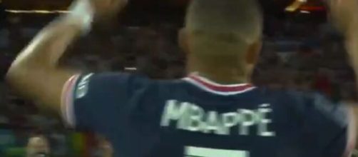 La belle communion entre Kylian Mbappé et les supporters du PSG (Source : capture Canal+)
