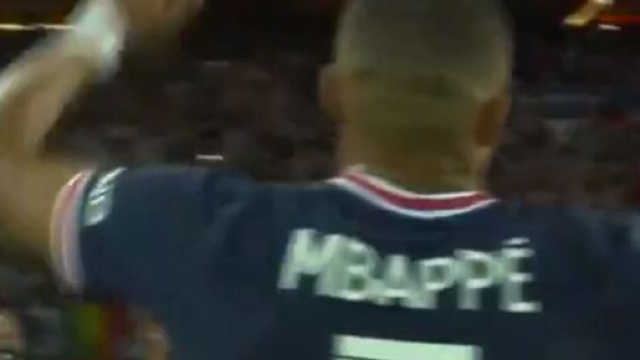 La belle communion entre Kylian Mbappé et les supporters du PSG (Source : capture Canal+)
