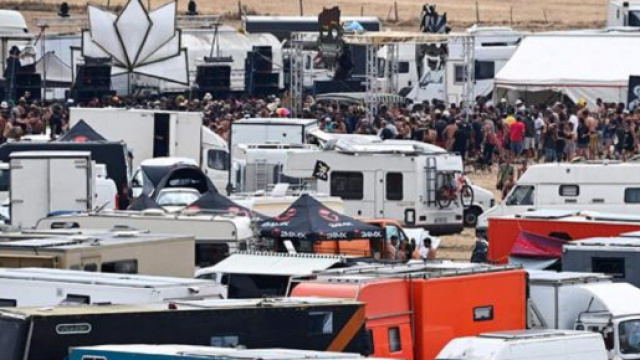 L'impressionante distesa di camper e roulotte presente sino alle prime luci di oggi al rave party Tecnival di Valentano.