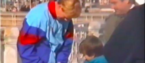Gérard Piqué dévoile une vidéo de lui enfant demandant un autographe à Koeman - Source : capture d'écran vidéo Twitter