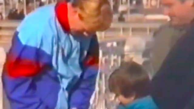 Gérard Piqué dévoile une vidéo de lui enfant demandant un autographe à Koeman - Source : capture d'écran vidéo Twitter