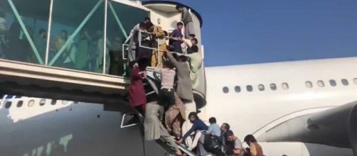 Afegãos morrem ao tentar fugir do país (Reprodução/Redes sociais)