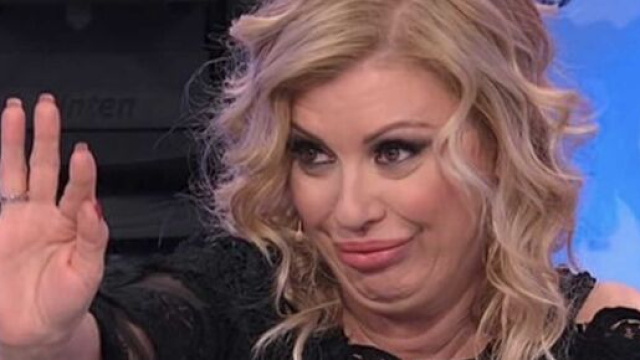 Uomini e donne, Tina sarebbe furiosa con l'ex di Kikò: 'Equilibri spezzati in famiglia'.