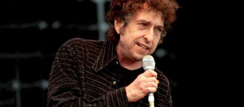 Il cantante Bob Dylan durante un live.