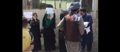 Unas valientes mujeres afganas se manifiestan en contra de la 'sharia' (captura de vídeo)