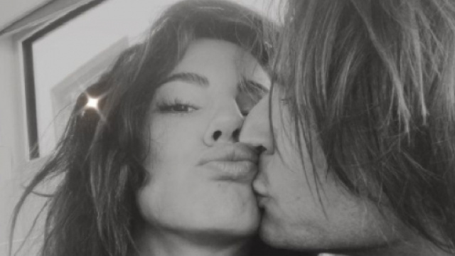 Giulia De Lellis, gaffe dei fan: Carlo Beretta confuso con Francesco Oppini in una foto.