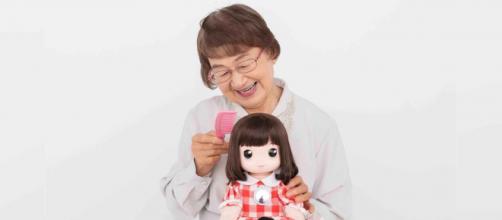 Crean una muñeca para aliviar el aislamiento de adultos mayores - RRSS