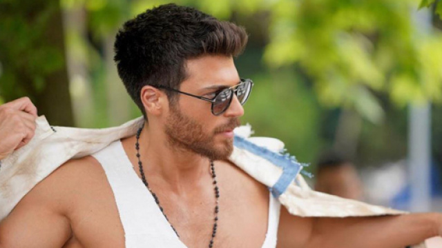 Can Yaman scortese con una signora? Arriva la smentita: 'Lo seguiva per Diletta'