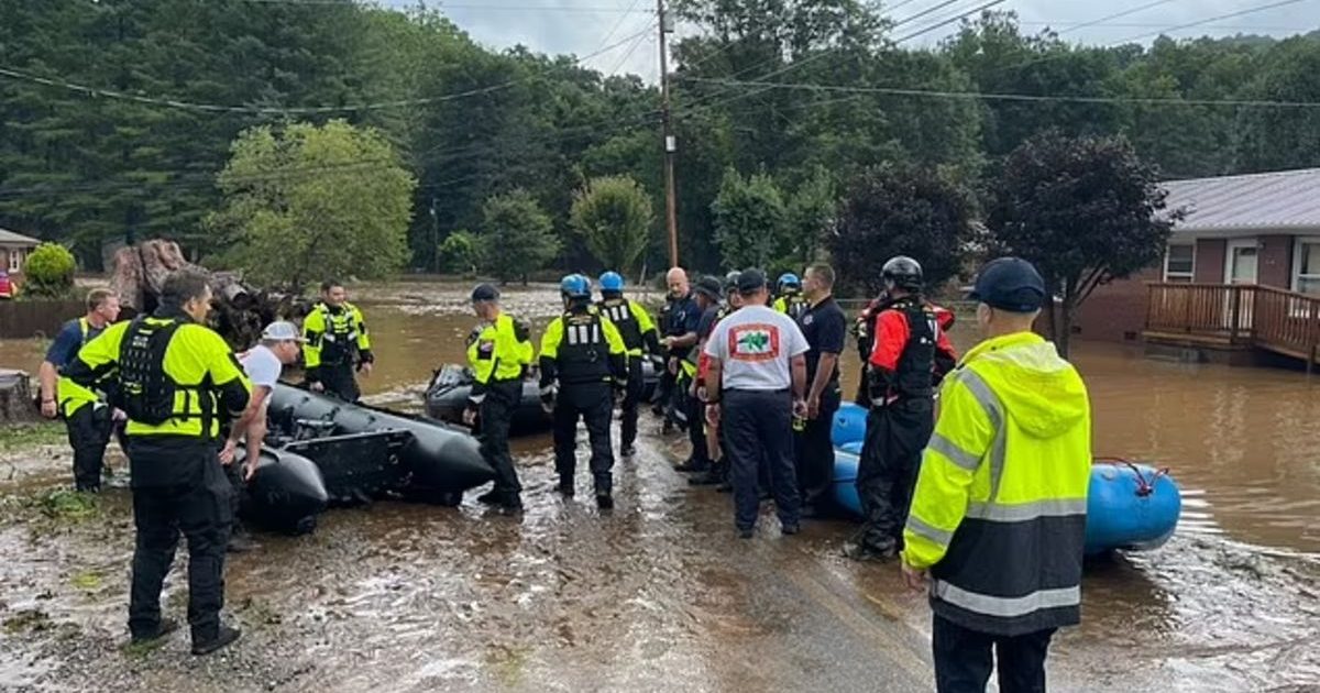 Flash floods in North Carolina leave at least 30 people missing(02)