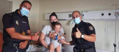 Los policías, la madre y el bebé salvado en el hospital Infanta Sofía. (Twitter Policía Nacional)