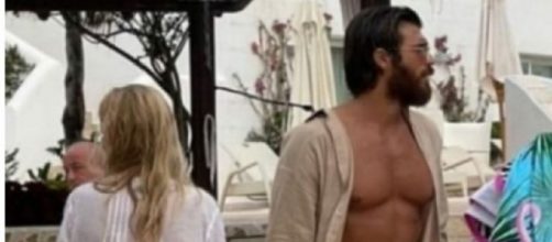 Can Yaman con una donna bionda di spalle in Sardegna: non sarebbe Diletta Leotta (Foto).