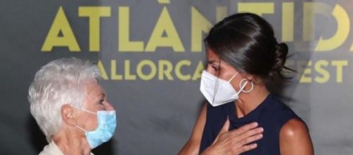 Con un alegre vestido azul y un moño bajo la reina Letizia ha presidido los premios de cine de Mallorca (Instagram @casarealdeespana)