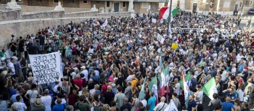 Protesta a Milano contro il Green Pass.