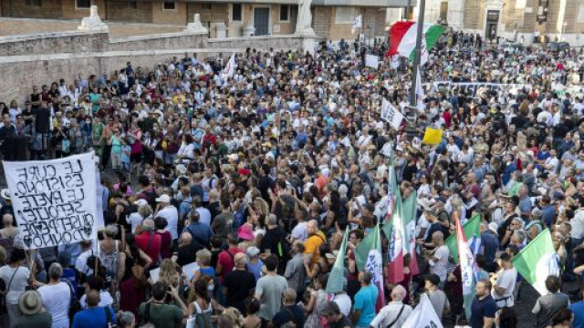 Protesta a Milano contro il Green Pass.