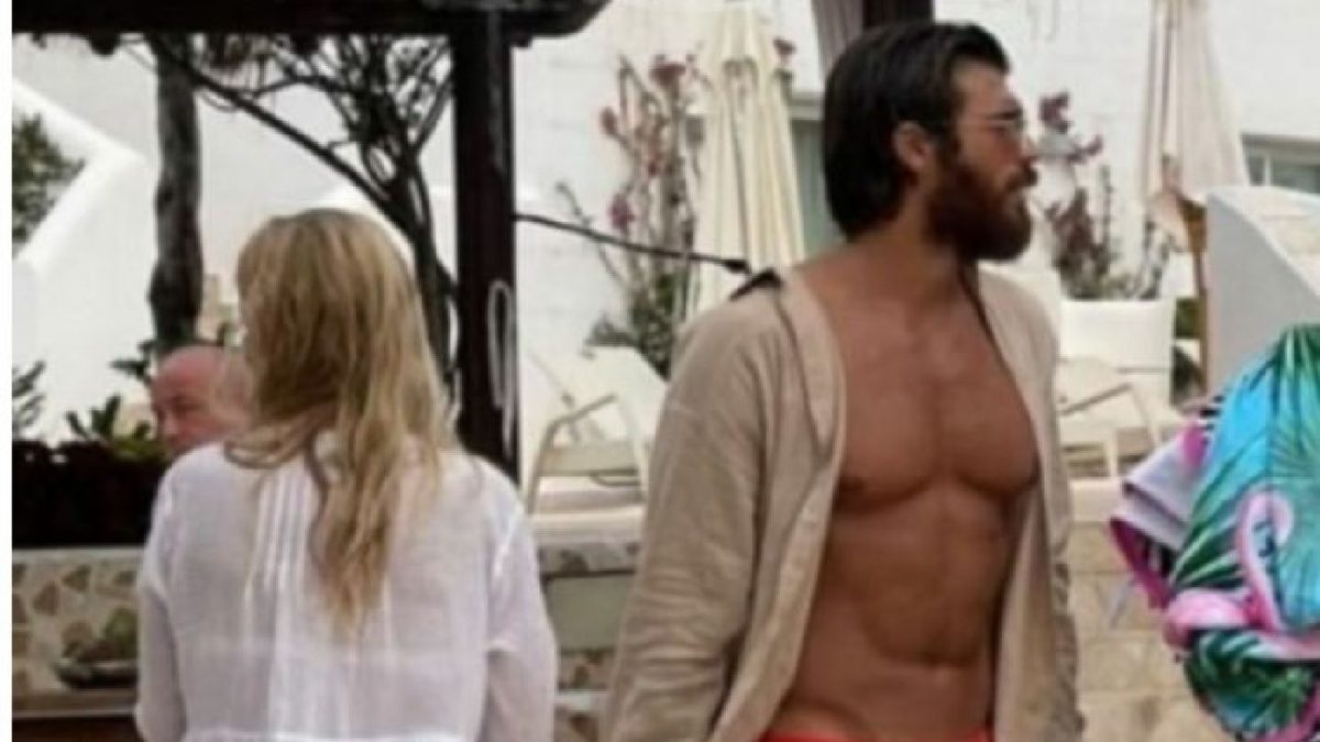 Can Yaman con una donna bionda di spalle in Sardegna: non sarebbe Diletta  Leotta (Foto)