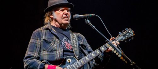 Neil Young annulla il Farm Aid per paura di nuovi contagi di Covid