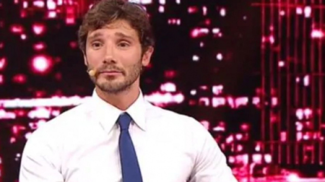 Stefano De Martino ha un nuovo amore? Foto di una cena per due con compagnia misteriosa.