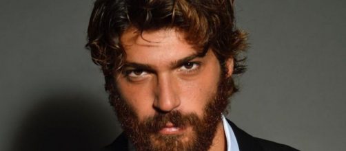 Can Yaman ritorna in Sardegna e fa selfie con i fan in Costa Smeralda: assente Diletta.