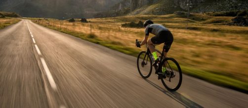 Ciclismo, la gara sospesa per il presunto 'furbetto del motorino': 'Tutti tiravamo ma lui guadagnava'.