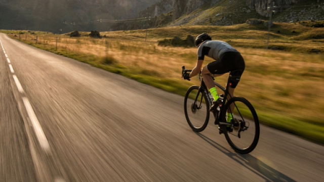Ciclismo, la gara sospesa per il presunto 'furbetto del motorino': 'Tutti tiravamo ma lui guadagnava'.