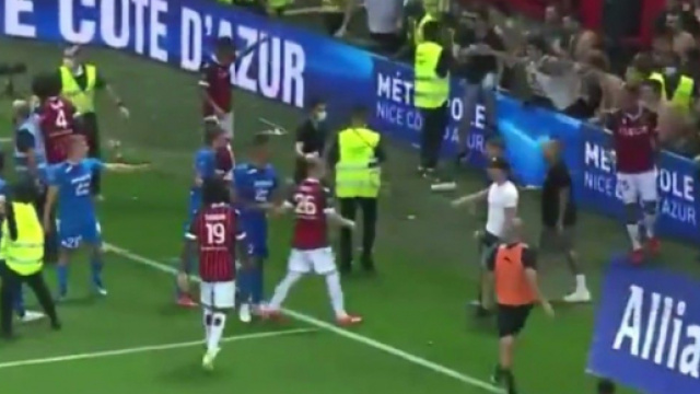 Un membre du staff de l'OM sèche un supporter niçois et le met KO - Source : Twitter @TristanTrasca