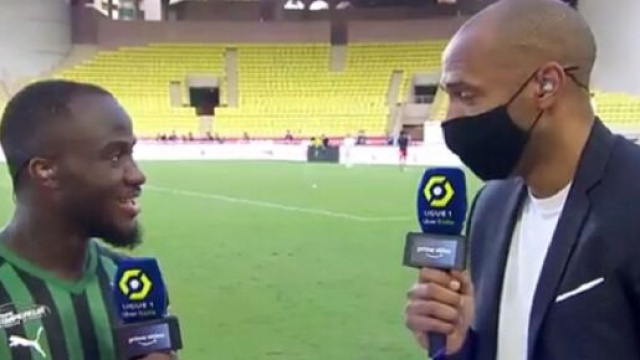 Thierry Henry fait le show en interview et fait danser Ignatius Ganago (capture Amazon Prime)