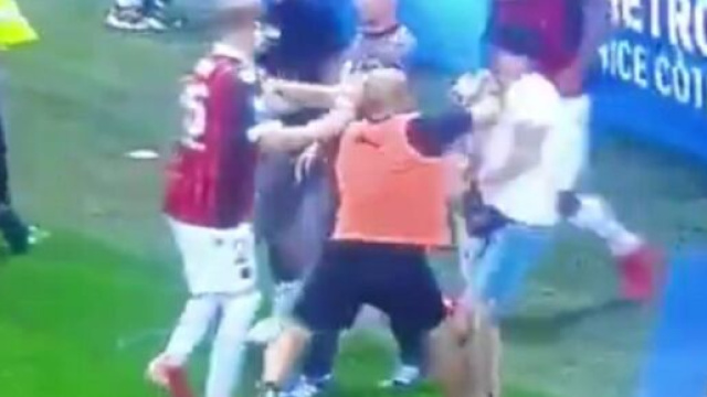 Un membre du staff de l'OM met un coup de poing &agrave; un supporter ni&ccedil;ois (Source : capture Youtube)