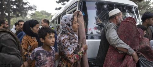 Due esplosioni all'aeroporto di Kabul provocano decine di morti.