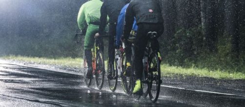 Gruppo di ciclisti durante un allenamento sotto la pioggia.