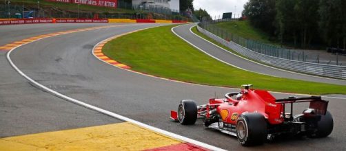 La Ferrari di Charles Leclerc all'attacco di Eau Rouge, una delle curve iconiche del mondiale di F1.