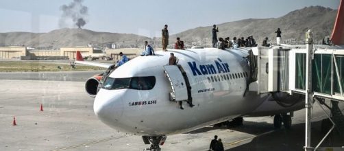 La situazione all'aeroporto di Kabul è sempre più drammatica.