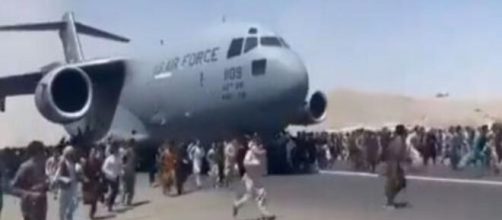 Un presunto ataque terrorista podría haber sacudido el aeropuerto de Kabul - (Twitter/@shalamaste2_1)