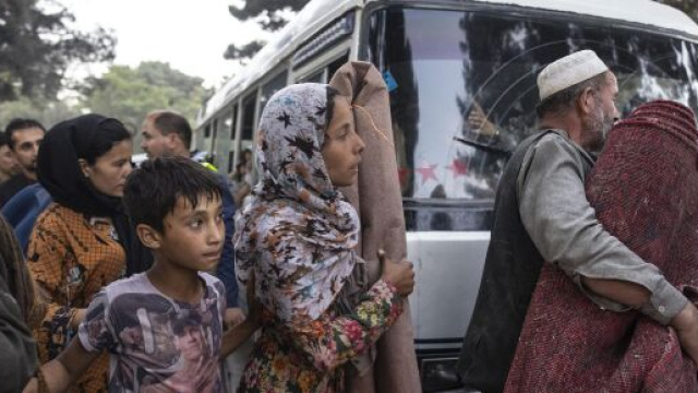 Due esplosioni all'aeroporto di Kabul provocano decine di morti.