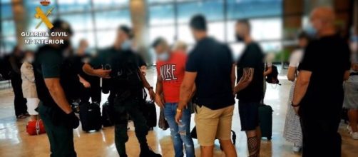 Detención de uno de los sospechosos en el aeropuerto (Guardia Civil)