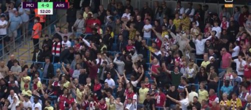 Les supporters d'Arsenal célèbrent le 4e but de City (Source : capture Youtube)
