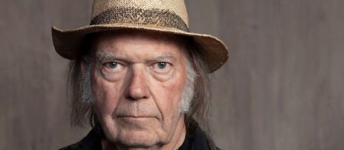 Neil Young: in un recente post ha attaccato i promoter dei concerti rei di diffondere il covid