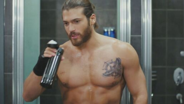 Can Yaman è rifatto? Il giallo social