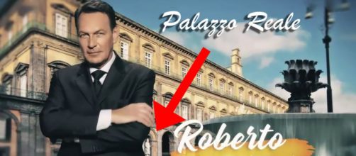 Un posto al sole, Roberto Ferri (Riccardo Polizzy Carbonelli) nella sigla. Alle sue spalle, il Palazzo Reale di Napoli.