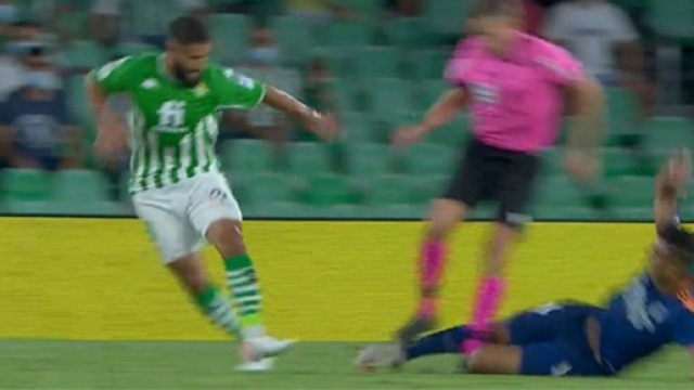 Betis - Real Madrid : Casemiro tacle l'arbitre (Source : capture Youtube)
