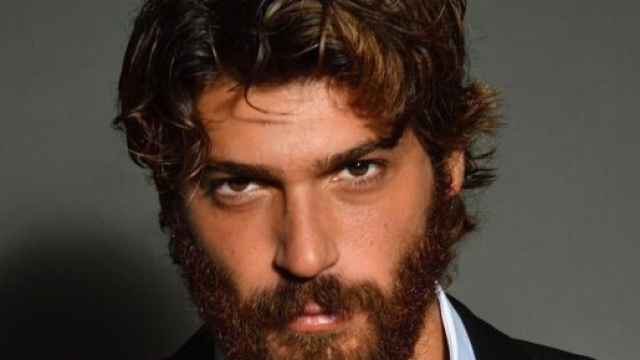 Can Yaman in Serbia fra sigari e lap dance: 'Notti senza fine, alcuni autografi e foto'