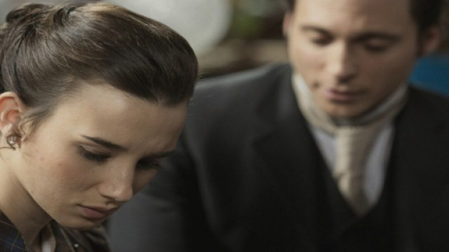 Una vita, trame Spagna: Camino riceve una lettera da Maite, Ildefonso freddo con la moglie.