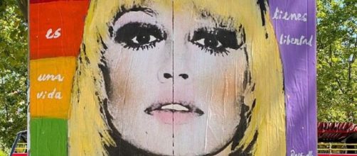 Raffaella Carrà, vandalizzato il murale a Barcellona con frasi omofobe.